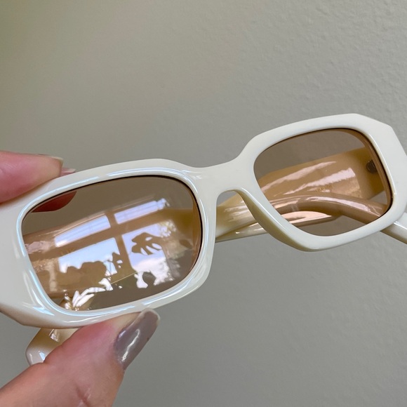 FREE WITH ANY PURCHASE - Trendy Rectangle Sunglasses - Picture 3 of 7